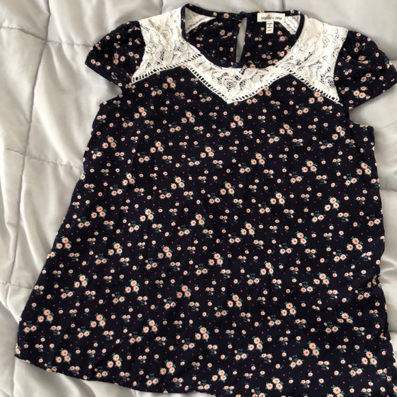 Girl’s flowery and lace shirt - Picture 1 of 3